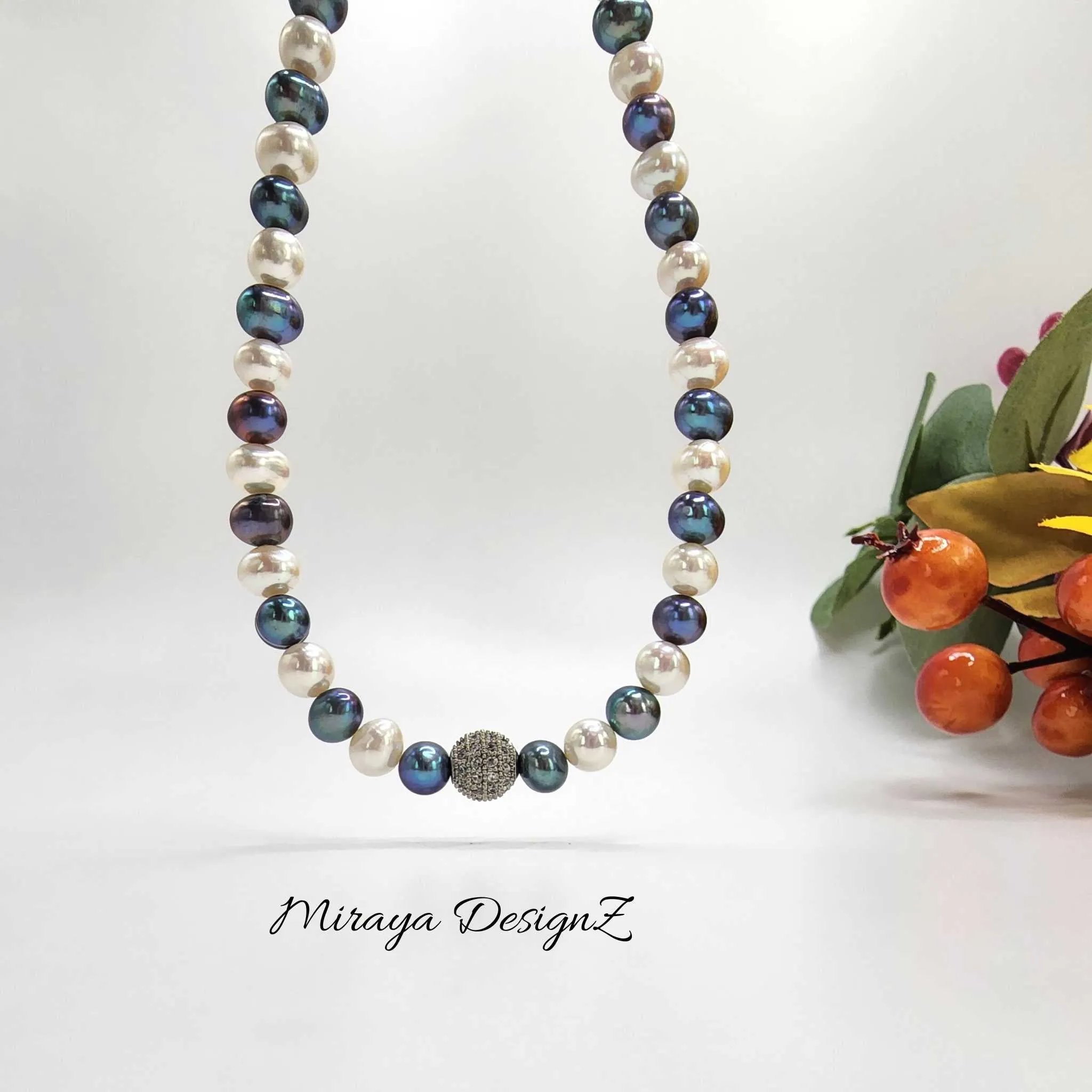 White & Peacock Pearl Necklace