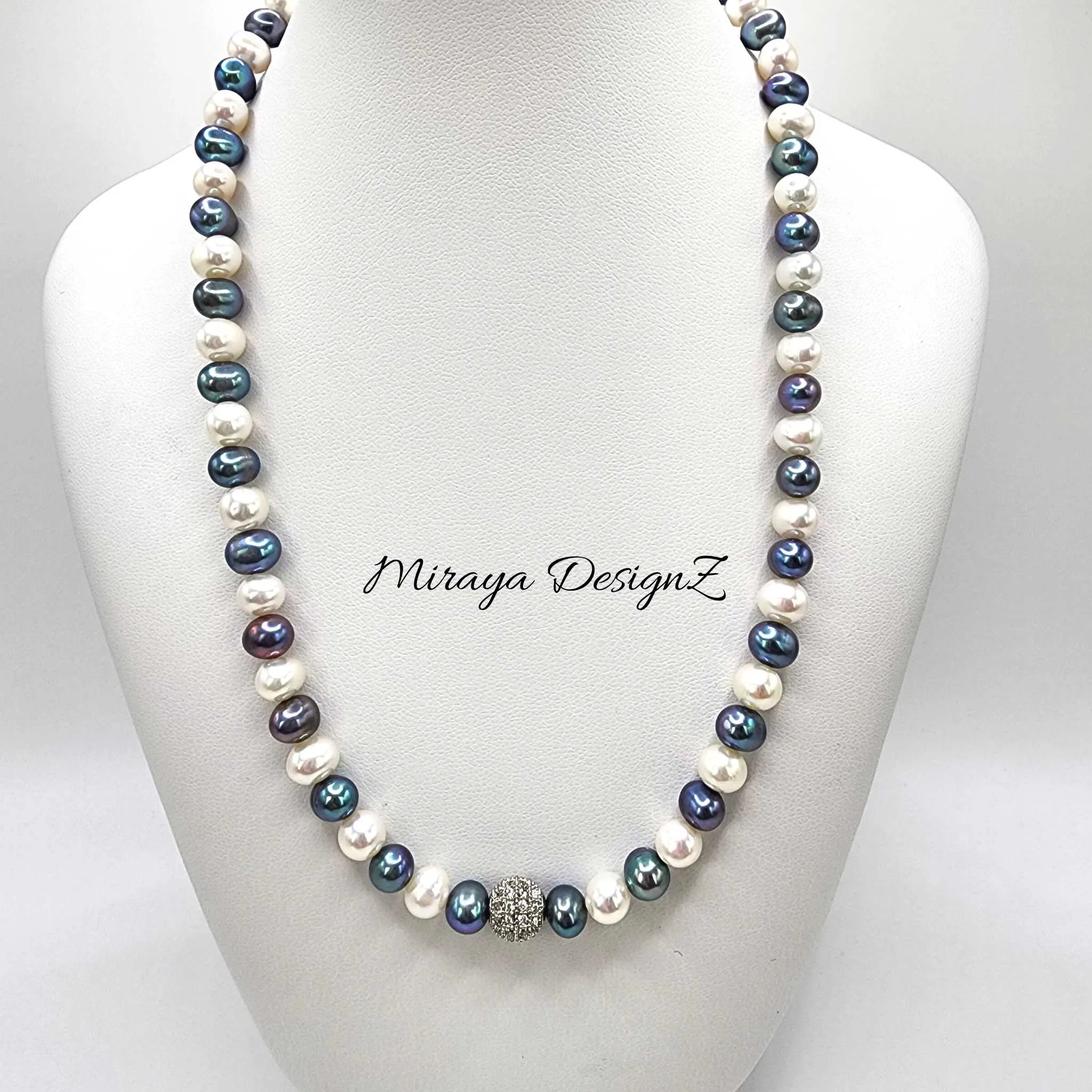 White & Peacock Pearl Necklace